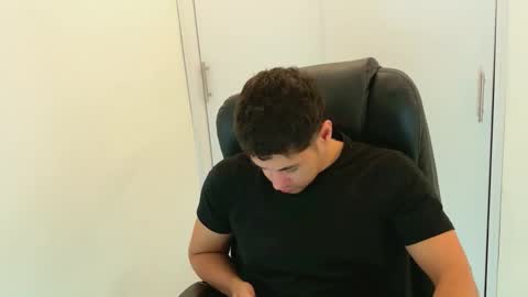 camara110 online show from December 22, 2025, 2:41 am