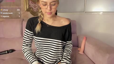 Snapshot of cami_hunter chatting on December 12, 2024, 5:15 pm online show from December 12, 2024, 5:15 pm