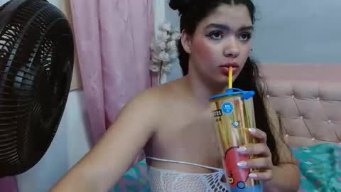 camila_meza online show from April 15, 2026, 9:15 pm