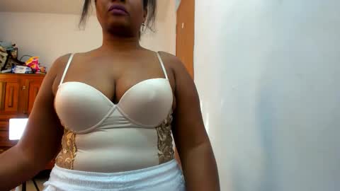 Camila online show from October 10, 2025, 9:25 pm