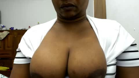 Camila online show from November 24, 2025, 10:48 am