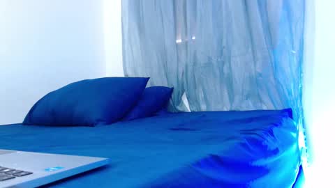 camilo_contre21 online show from March 11, 2025, 7:47 pm