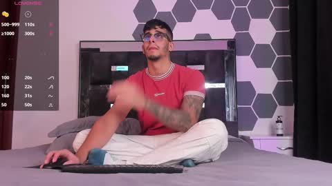   INDEPENDENT MODEL online show from February 13, 2025, 11:15 pm