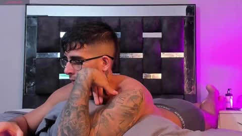   INDEPENDENT MODEL online show from March 3, 2025, 3:19 am