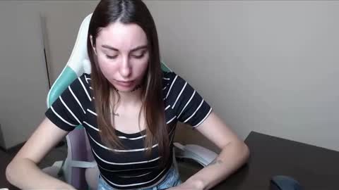 Snapshot of cammila_horn chatting on December 18, 2025, 7:03 am cammila horn online show from December 18, 2025, 7:03 am