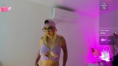 Snapshot of candiegilson__ chatting on April 28, 2026, 12:43 pm Candie online show from April 28, 2026, 12:43 pm