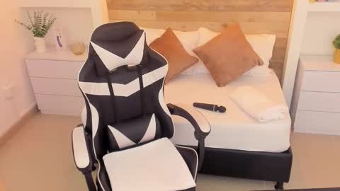 CANDY online show from November 17, 2025, 7:08 pm