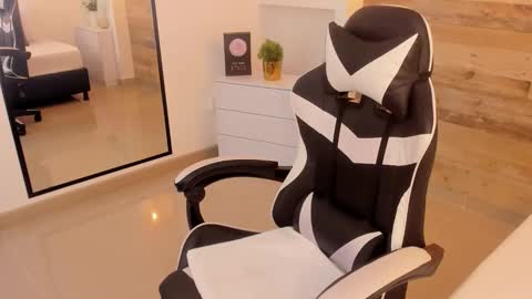 CANDY online show from March 19, 2026, 8:24 pm