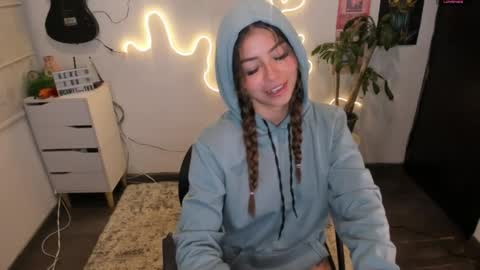 Snapshot of candyxpeach chatting on April 25, 2026, 12:57 am Camilla online show from April 25, 2026, 12:57 am