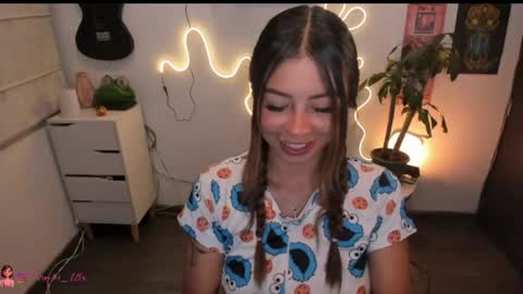 Snapshot of candyxpeach chatting on May 2, 2026, 1:43 am Camilla online show from May 2, 2026, 1:43 am