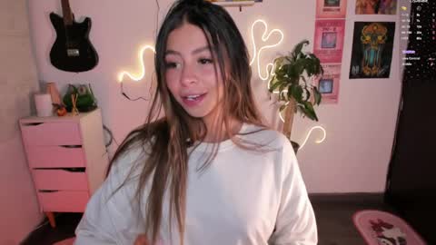 Snapshot of candyxpeach chatting on May 20, 2026, 12:17 am Camilla online show from May 20, 2026, 12:17 am