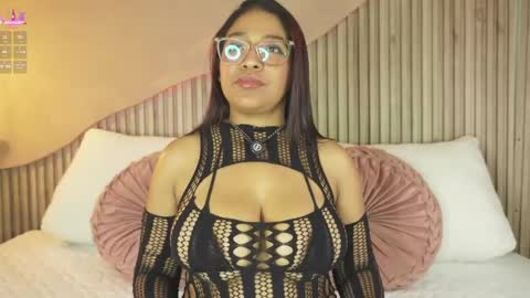 Canela Hot  online show from April 14, 2026, 12:33 pm