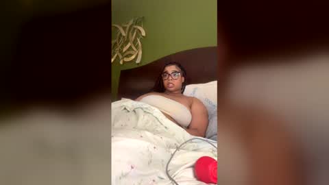 caramel_cremes15 online show from May 9, 2026, 3:56 am