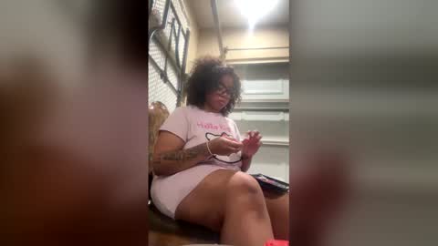 caramel_cremes15 online show from May 12, 2026, 3:47 am