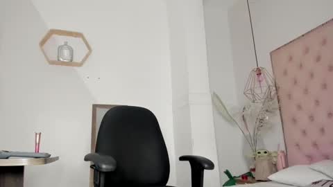 caramel_hellen online show from December 2, 2025, 11:15 am