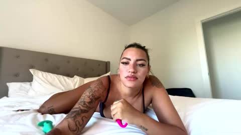 caramelmami26 online show from May 2, 2026, 8:25 pm