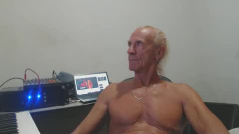 carlos online show from April 20, 2026, 11:50 pm