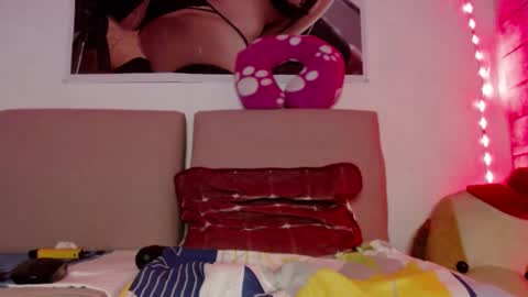 Snapshot of caro_milf_ chatting on December 25, 2024, 8:29 am Caro milf online show from December 25, 2024, 8:29 am