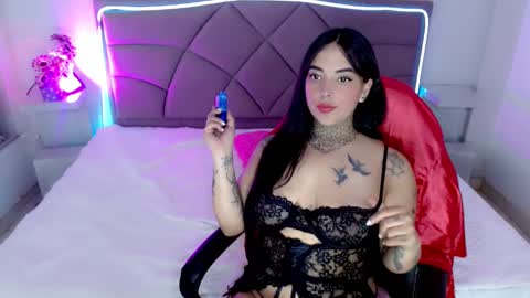 Carolaine01 online show from October 24, 2025, 7:43 pm