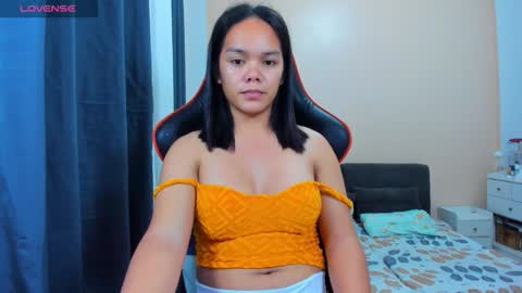 caroline_east online show from November 14, 2025, 6:39 pm