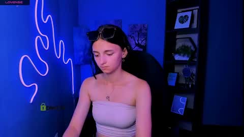 Snapshot of caroline_honeyy chatting on June 23, 2026, 8:18 pm Caroline online show from June 23, 2026, 8:18 pm