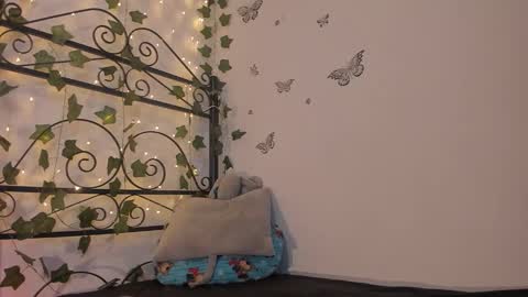 caroline_millerr online show from November 19, 2025, 7:08 am