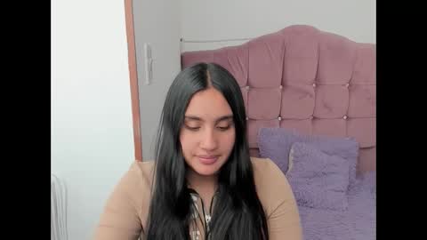 caroline_rodriguez_9 online show from October 6, 2025, 7:44 pm