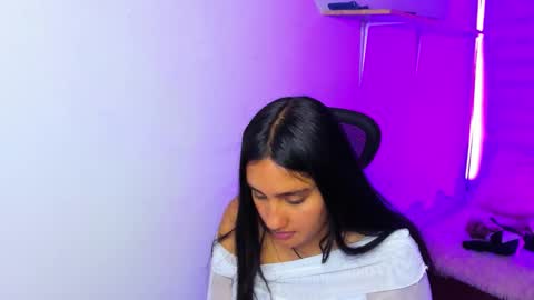 caroline_rodriguez_9 online show from January 7, 2026, 5:15 pm