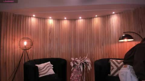 Caro online show from November 25, 2025, 10:37 am