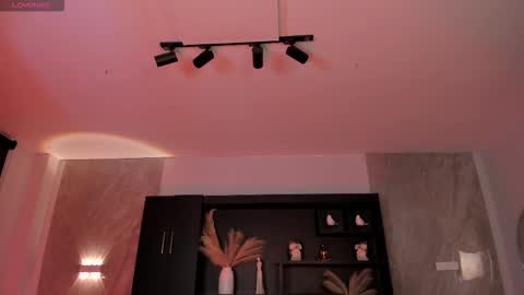 Caro online show from December 4, 2025, 9:51 am