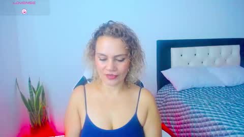 CarolinneFiotti online show from October 20, 2025, 2:28 pm