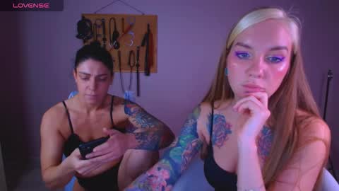 Snapshot of carrie_moonshine chatting on November 19, 2025, 5:02 pm Carrie online show from November 19, 2025, 5:02 pm