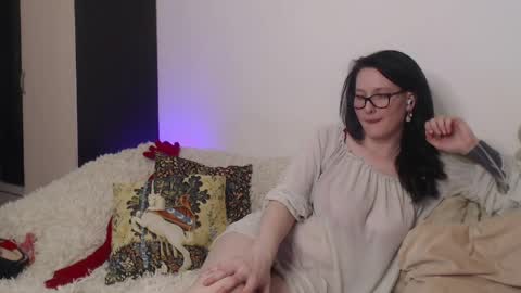 Caroline online show from April 2, 2026, 9:01 pm