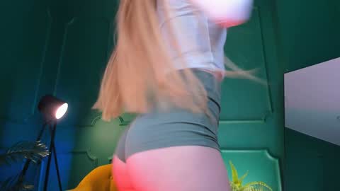 Hello my name is Cassie and my friend Nilo is also here online show from January 3, 2025, 6:55 am