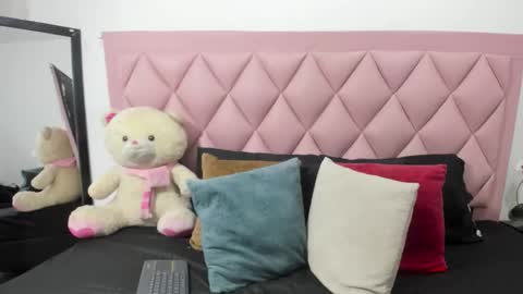 cata_gil1 online show from October 24, 2025, 6:15 pm