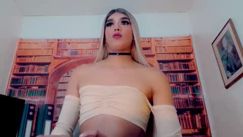 Queen Catalella online show from December 16, 2025, 7:19 pm