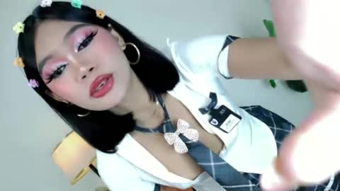 CatalenaX online show from November 18, 2025, 5:39 pm