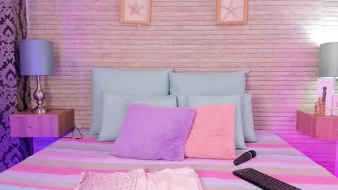 CatalinnaThompson online show from January 3, 2025, 12:08 pm