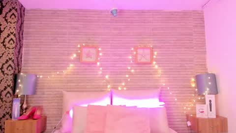 CatalinnaThompson online show from January 28, 2025, 11:49 am