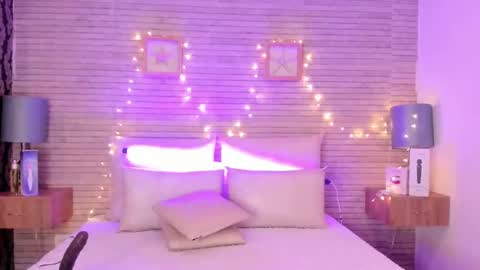 CatalinnaThompson online show from January 29, 2025, 6:07 pm