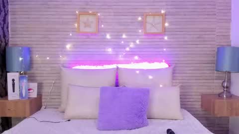 CatalinnaThompson online show from February 5, 2025, 3:09 pm