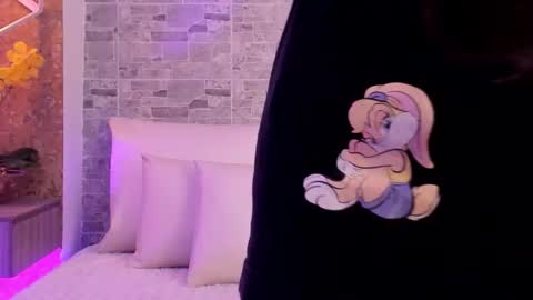 CatalinnaThompson online show from November 9, 2025, 12:25 pm