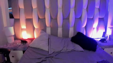 Cat  online show from December 20, 2024, 4:04 pm