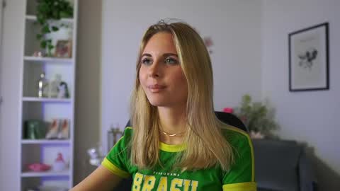 catecrago  online show from February 8, 2025, 1:54 pm