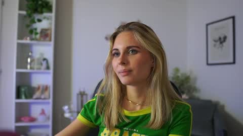 catecrago  online show from February 8, 2025, 4:57 pm