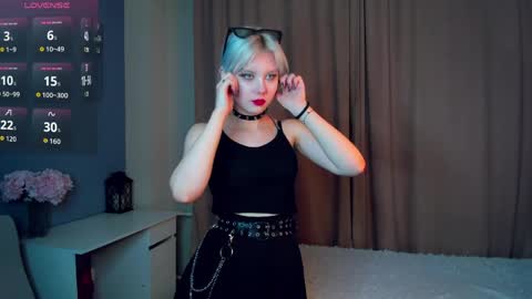 Mia online show from April 6, 2026, 11:11 am