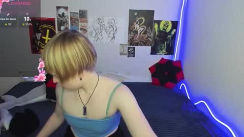 cattie_w_ online show from December 19, 2025, 1:34 am