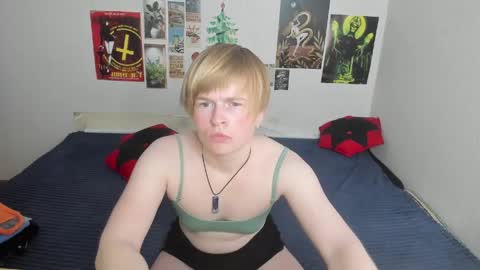 cattie_w_ online show from April 22, 2026, 1:08 am