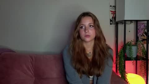 Lina  online show from September 17, 2025, 7:15 pm