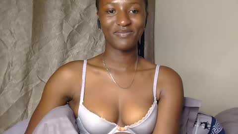 Snapshot of cee_queen chatting on June 20, 2026, 3:20 am cee_queen online show from June 20, 2026, 3:20 am